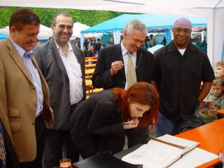 Lee Aaron signing the Goldene Buch der Stadt Weinheim © Zetvisions