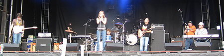 Lee Aaron and band on stage ©